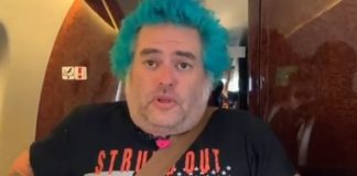 Fat Mike em Avião