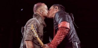 Membros do Rammstein se beijam na Rússia