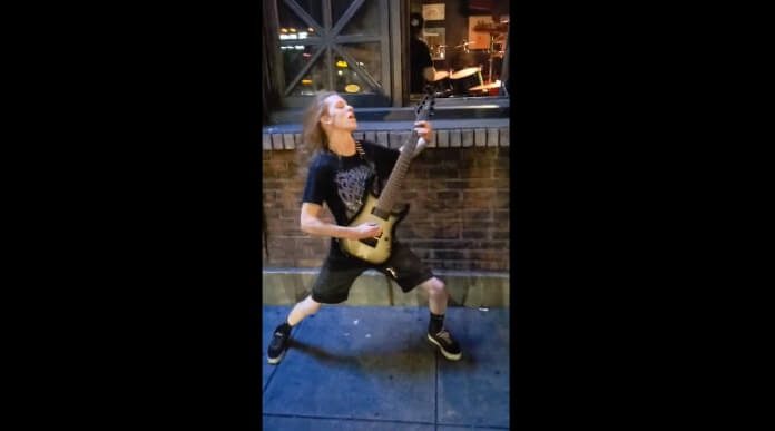 Guitarrista toca na calçada