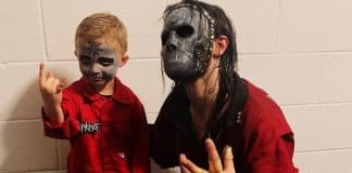 Criança com Jay Weinberg, baterista do Slipknot
