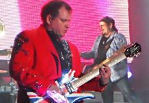 Meat Loaf tocando guitarra