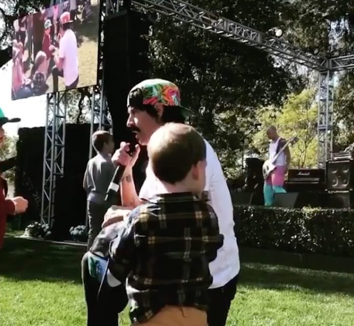 Anthony Kiedis sendo fofo com crianças