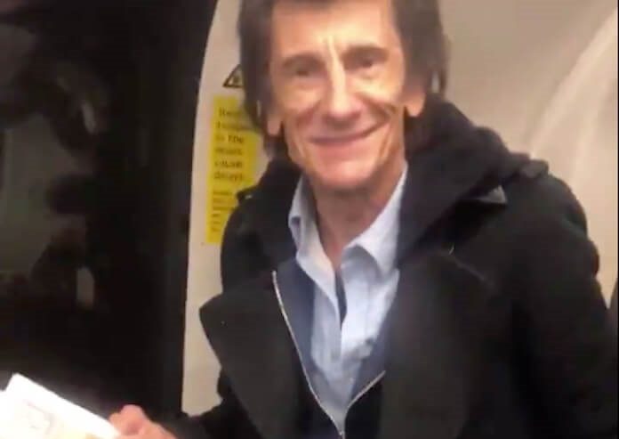 Ronnie Wood (Rolling Stones) no metrô