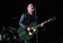 Bono tocando guitarra em 2009