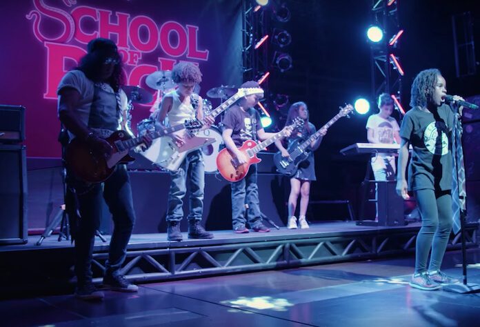 Slash surpreende crianças da Escola de Rock