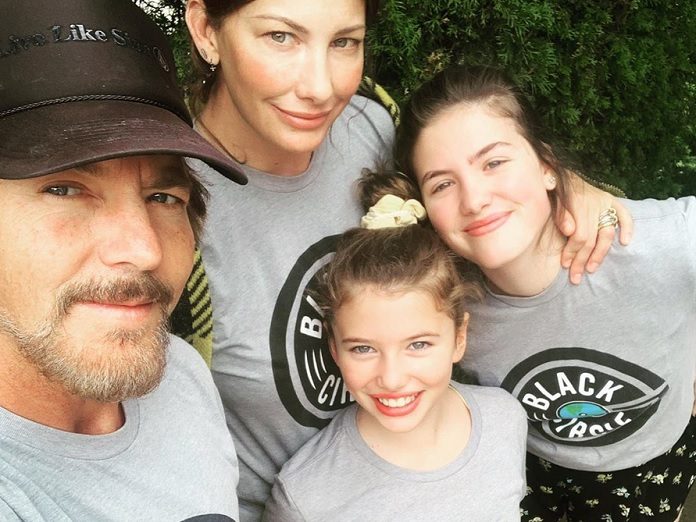 Eddie Vedder e família Black Circle