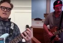 Adam Sandler e Conan O'Brien tocando guitarra