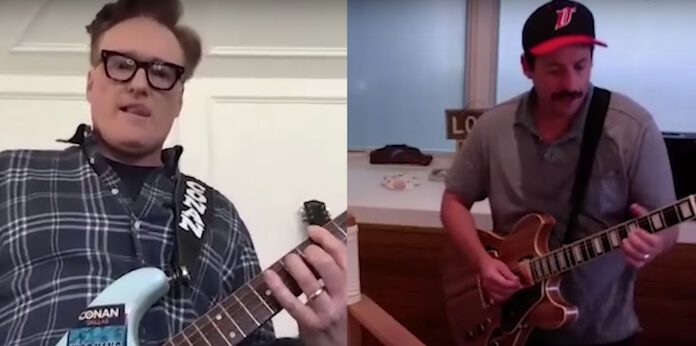 Adam Sandler e Conan O'Brien tocando guitarra