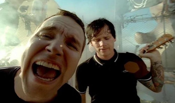 Mark Hoppus e Tom DeLonge no clipe de Feeling This, do blink-182