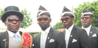 Carregadores de caixão em Gana