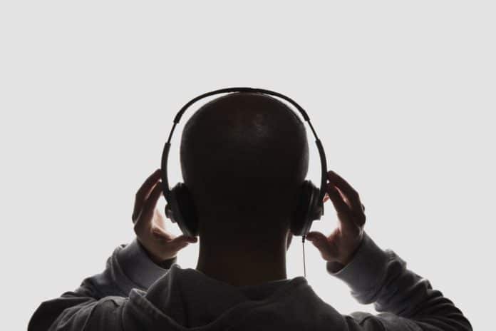 Homem usando fones de ouvido