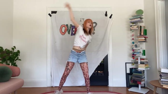 Hayley Williams faz ginástica em novo clipe