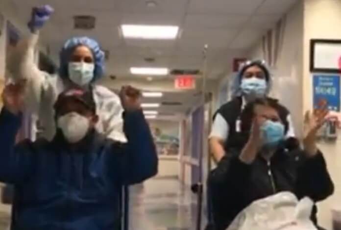 Pacientes recuperados da COVID-19 deixam hospital