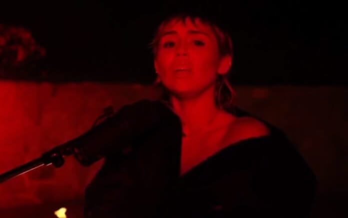 Miley Cyrus toca Pink Floyd