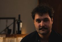 Vitor Guima fala sobre a solidão no clipe de “Por Aí”
