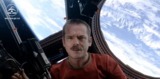 Astronauta canta David Bowie no espaço