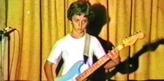 Billie Joe Armstrong jovem tocando guitarra