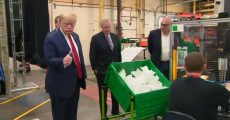 Donald Trump na fábrica de máscaras
