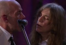 R.E.M. e Patti Smith cantando The Stooges