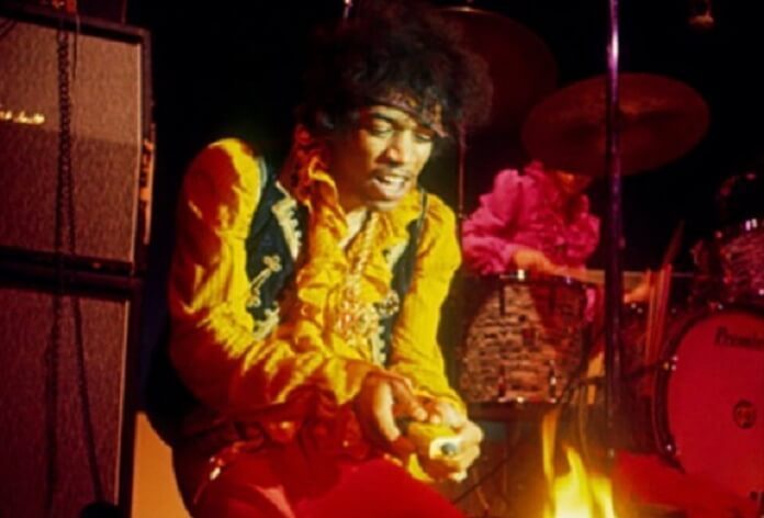 Jimi Hendrix põe fogo em sua guitarra