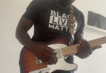 Kele Okereke toca música do Bloc Party
