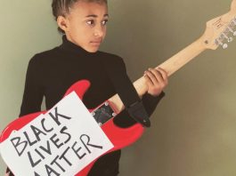 Nandi Bushell com guitarra do "Black Lives Matter"