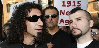 Serj Tankian e John Dolmayan em protesto pelo povo da Armênia