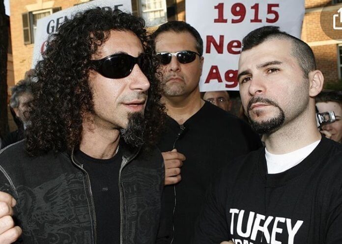 Serj Tankian e John Dolmayan em protesto pelo povo da Armênia
