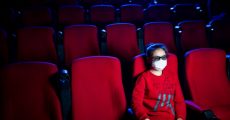 Pessoa usa máscara no cinema