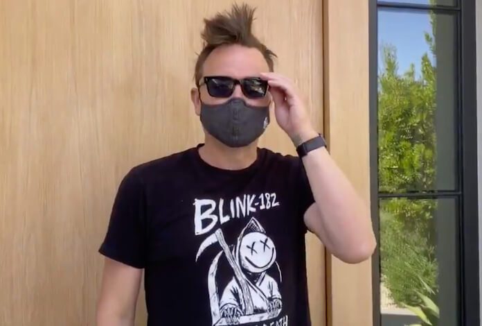Mark Hoppus dando recado aos fãs do blink-182