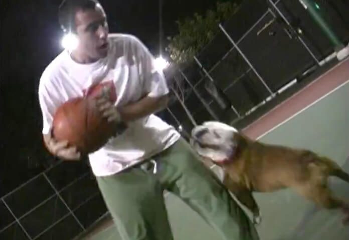Adam Sandler joga basquete com cachorro