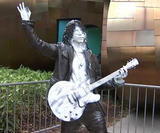 Estátua de Chris Cornell em Seattle