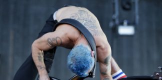Flea mostra tatuagem nas costas em show