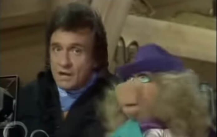 Johnny Cash e Miss Piggy em The Muppet Show