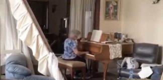 Senhora toca piano no Líbano