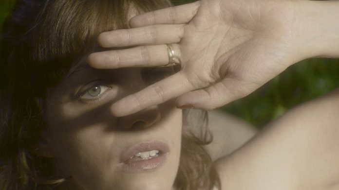 Aude Langlois: artista francesa lança EP misturando melancolia e lúdico