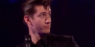 Alex Turner com o Arctic Monkeys no BRIT Awards 2014