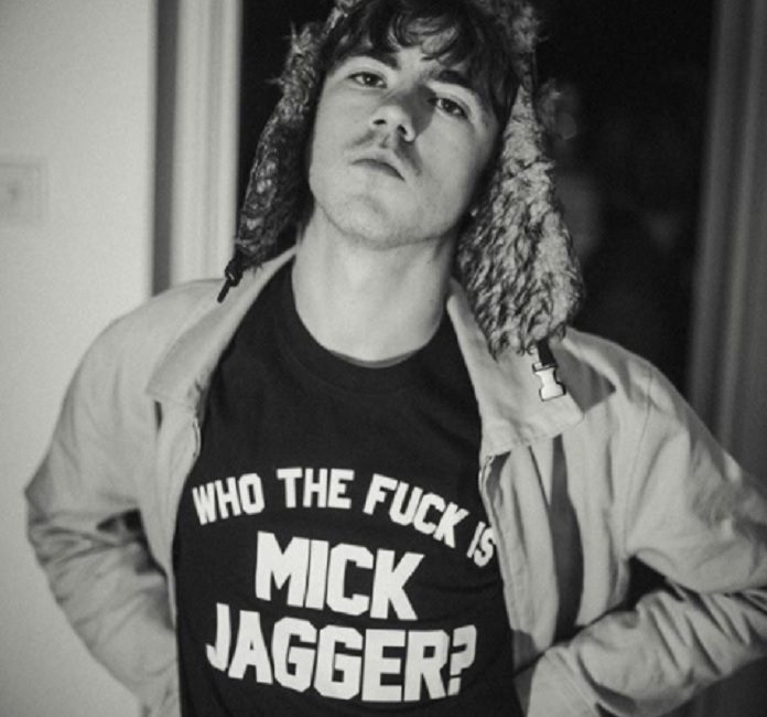 Declan McKenna com camiseta sobre Mick Jagger e Rolling Stones