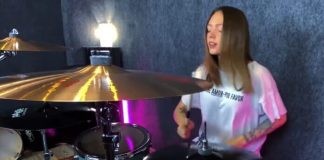 Kristina Rybalchenko toca blink-182 na bateria