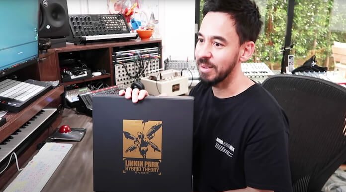 Mike Shinoda faz unboxing de edição deluxe de 