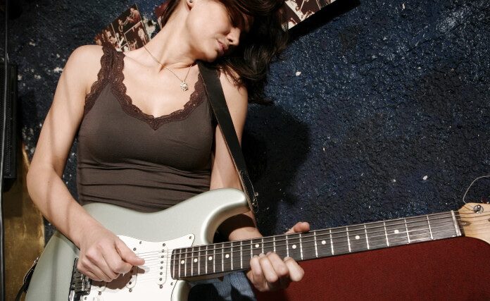 Mulher tocando guitarra