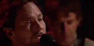 Pearl Jam tocando "Mother", do Pink Floyd, na TV