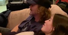 Eddie Vedder e sua filha cantando U2