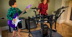 Nandi Bushell toca Nirvana com o irmão