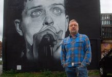 Peter Hook no mural de Ian Curtis em Manchester