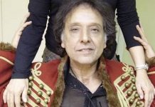 Arnaldo Baptista rifa icônico casaco vermelho