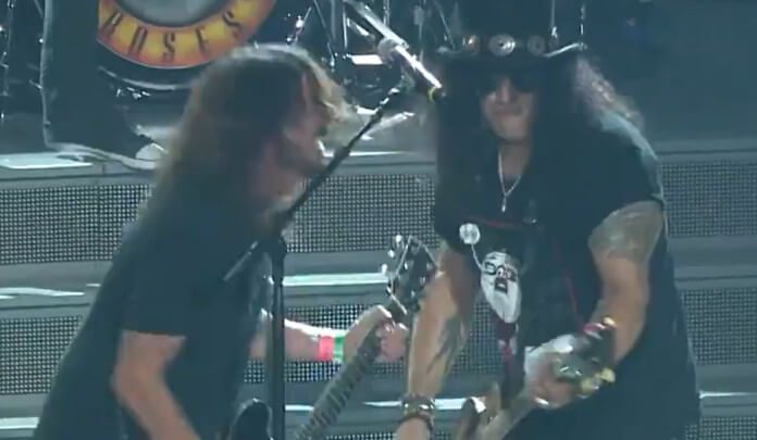 Dave Grohl e Slash com o Guns N Roses