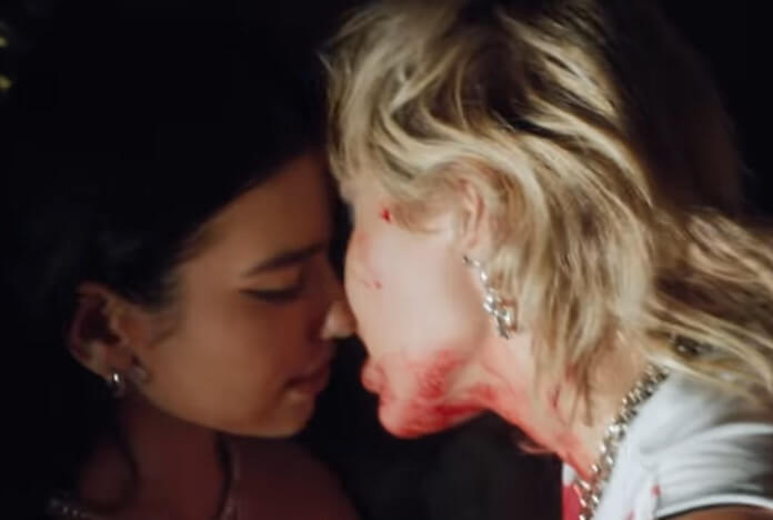 Miley Cyrus e Dua Lipa mostram intimidade no clipe da nova "Prisoner"