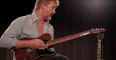 Josh Homme com guitarra de George Harrison