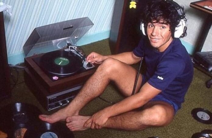 Maradona ouve discos de vinil